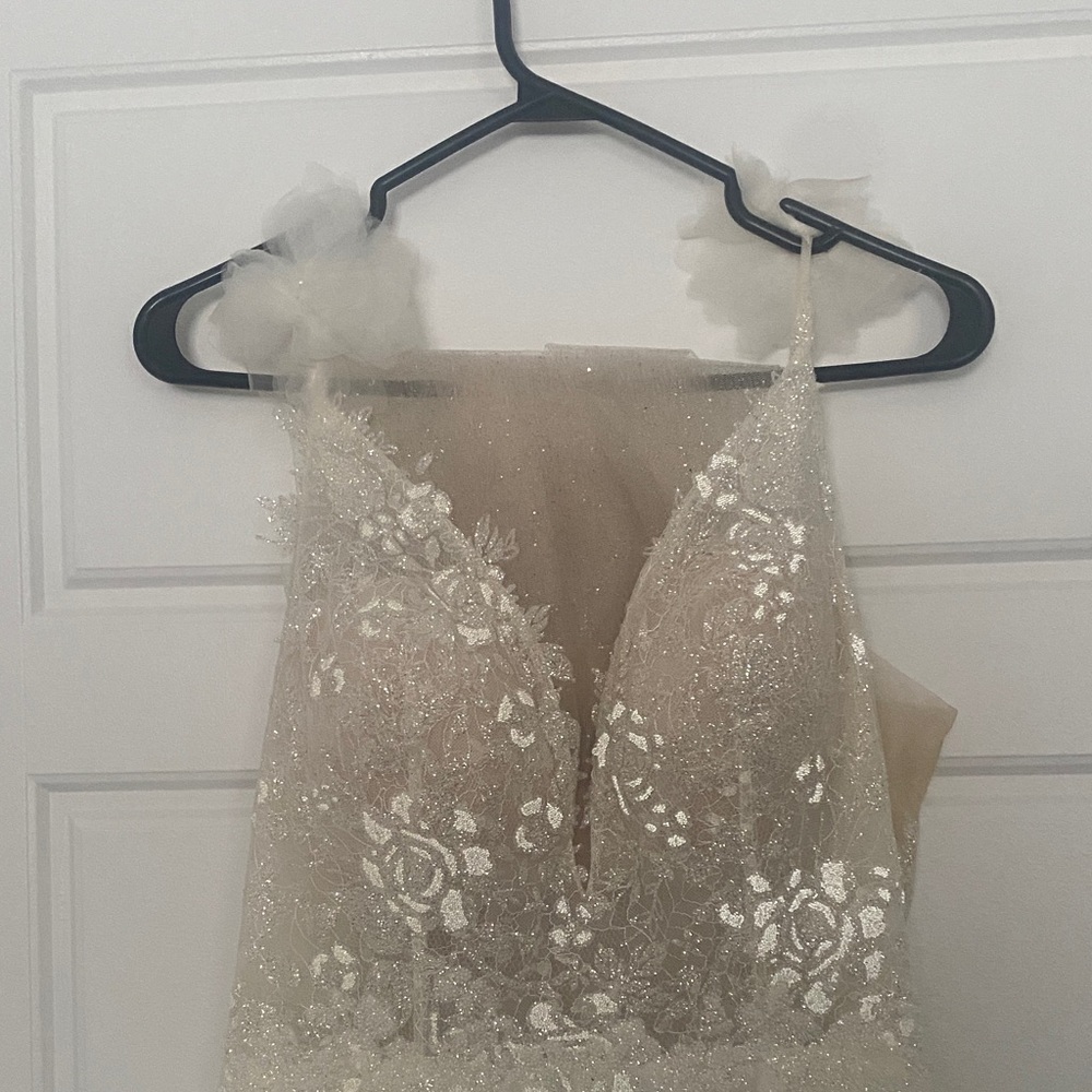 Elegant White Sleeveless Gown - Picture 2 of 6
